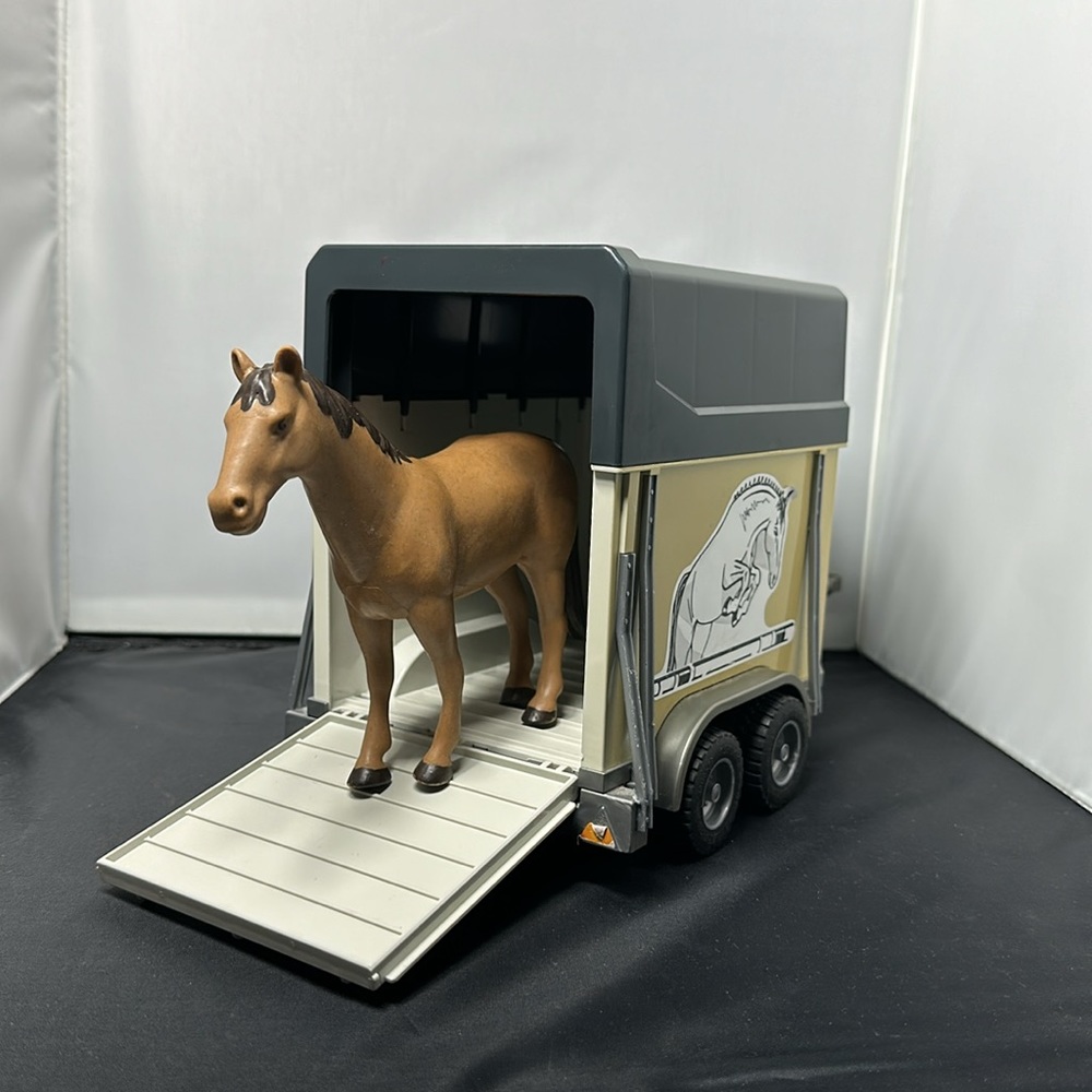 K Bruder 1/16 Horse Trailer With Horse- Missing Hitch Wheel on Front
